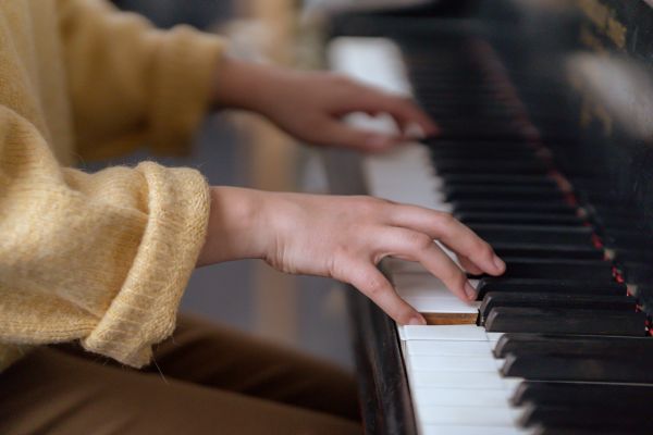 Leçons de piano à Nancy : jouez avec des experts en ligne ou chez vous