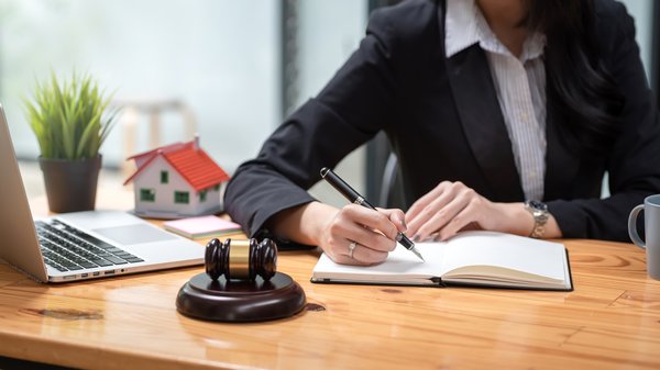 Guide pratique : choisir un avocat pour bail commercial à versailles
